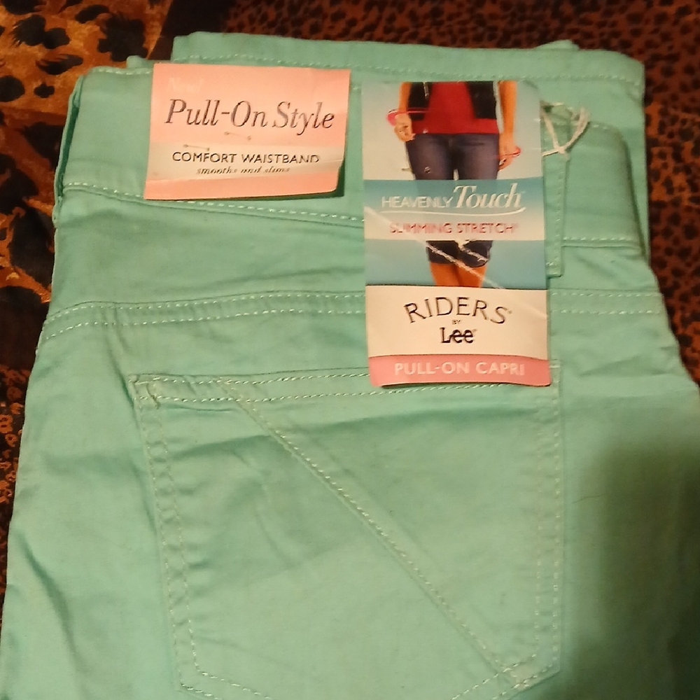 Lee Riders Pull-On Capri Pants in Turquoise